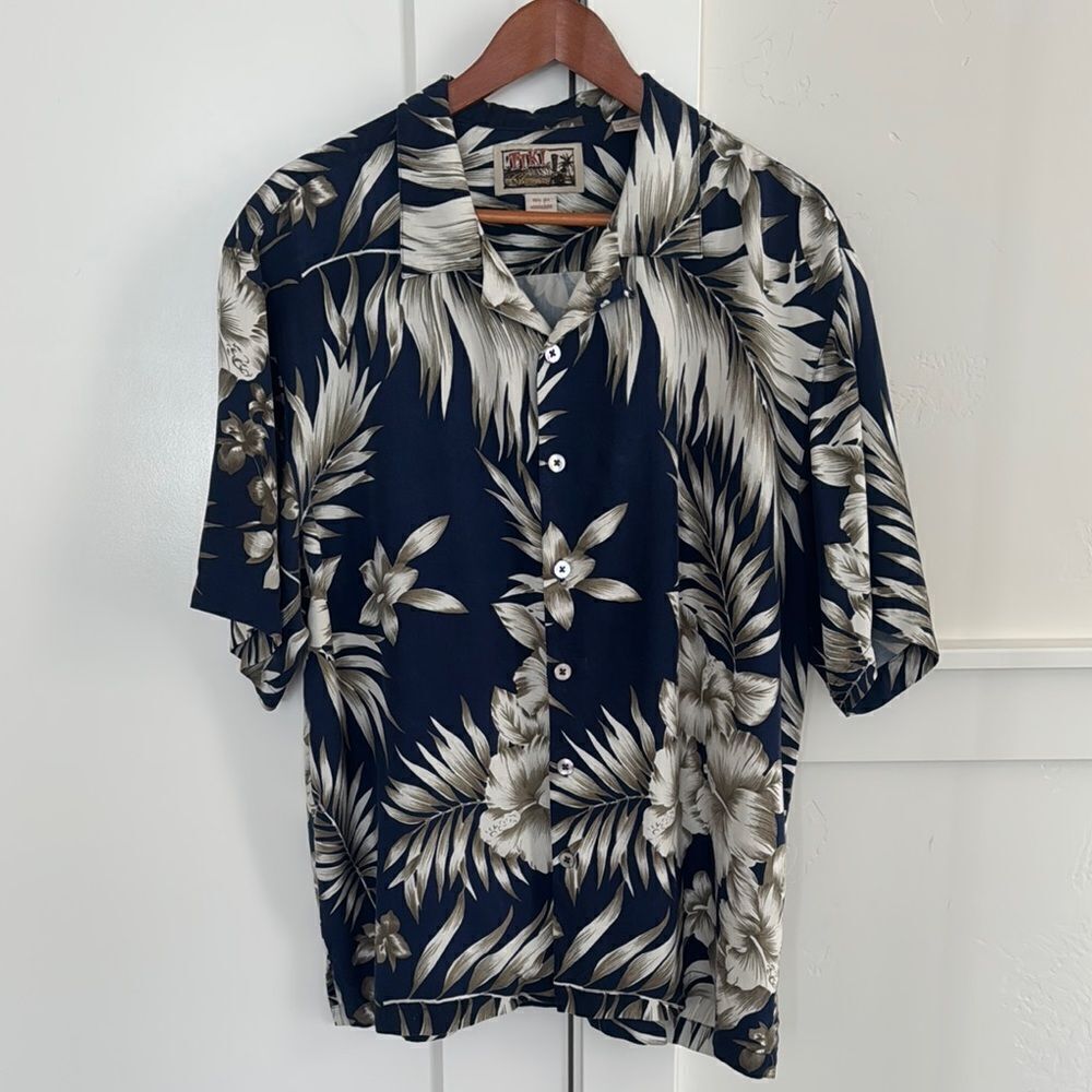 Tiki Classics Men’s Size L 100% Silk Hawaiian Button Up Shirt Navy Floral Casual